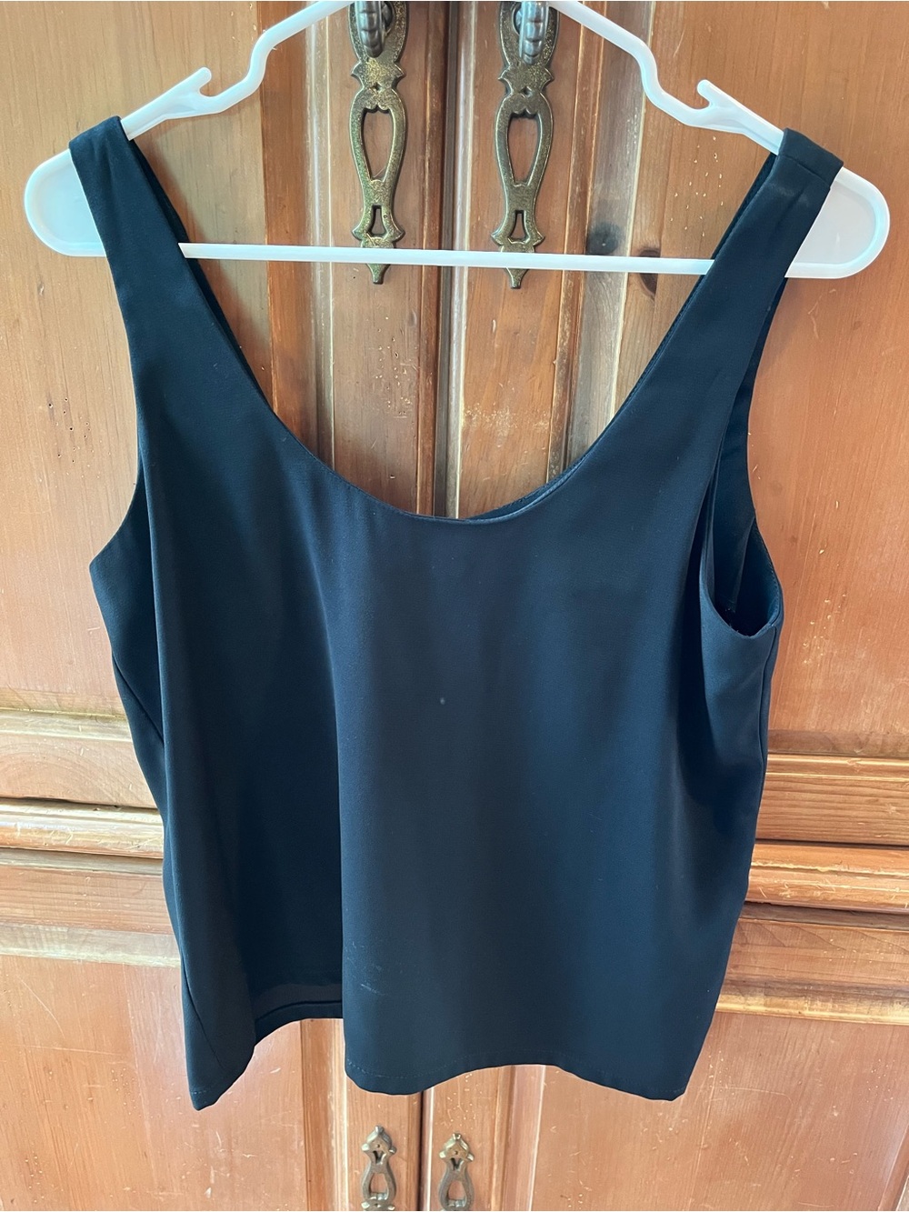 SOLID BLACK SLEEVELESS SCOOP NECK DRESSY TOP. SMALL